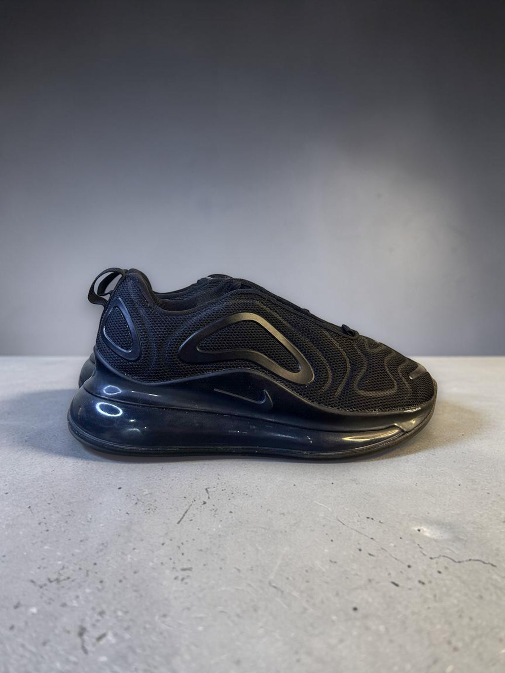 NIKE AIR MAX 720 TRIPLE BLACK