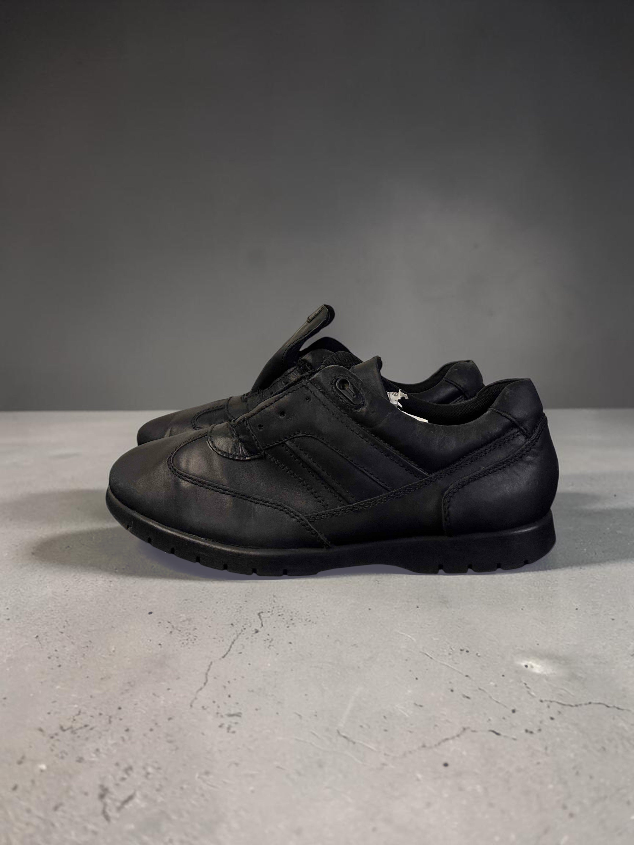 TRIPLE BLACK CASUAL LEATHER SNEAKERS